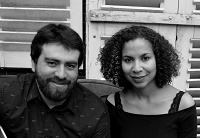 Der Gitarrist João Luís Nogueira Pinto und die Sängerin Mara Minjoli sind nebeneinader abgebildet. Beide lächeln in die Kamera.