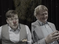 Auf einem Schwarz-Weiß-Foto sind zwei Schauspieler der Vorstellung abgebildet. Einer trägt eine Clownsnase.