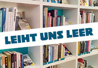 Ein Bücherregal und der Schriftzug "Leiht uns leer" Ein Bücherregal und der Schriftzug "Leiht uns leer"