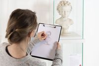 Eine Teilnehmerin zeichnet die Knabenbüste der Bildhauerin Elisabeth Ney