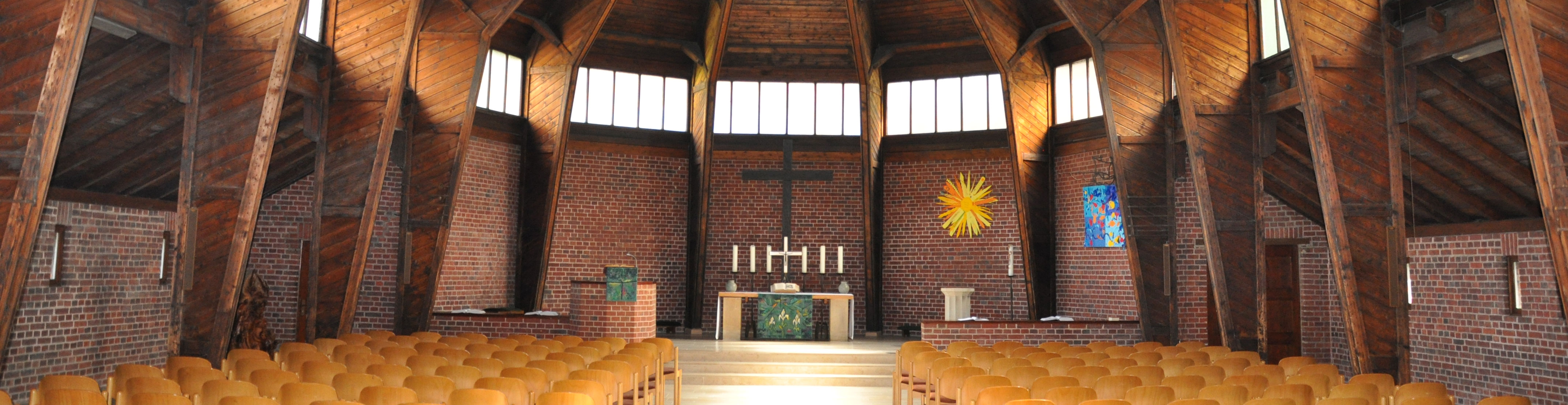 Die Erlöserkirche mit ihrer prägenden Holzbinderkonstruktion im Innenraum