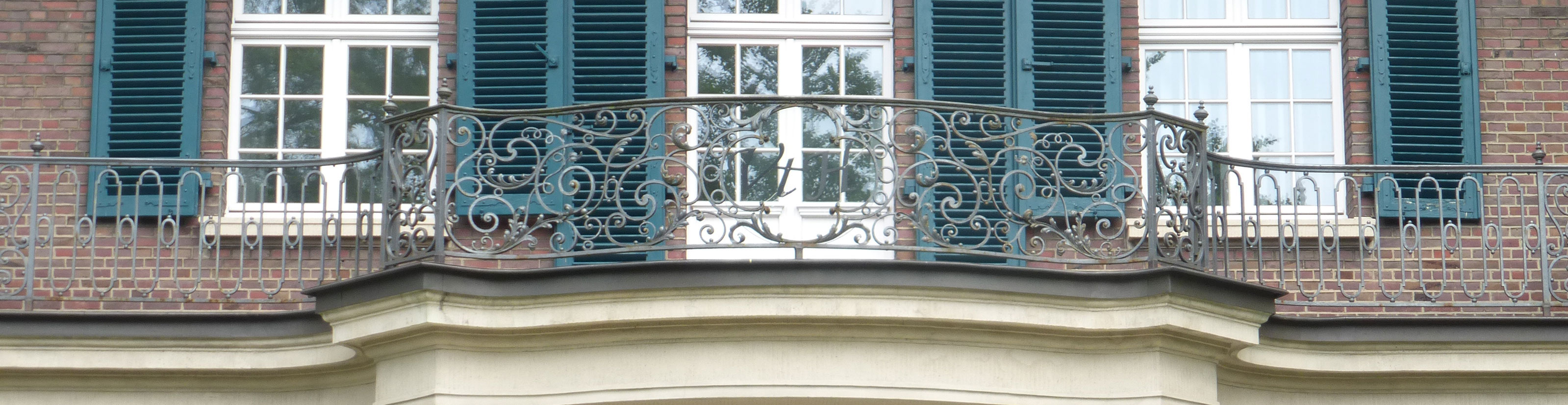 Das schmiedeeiserne Gitter des Balkon mit den Initialen des Bauherrn Robert ten Hompel