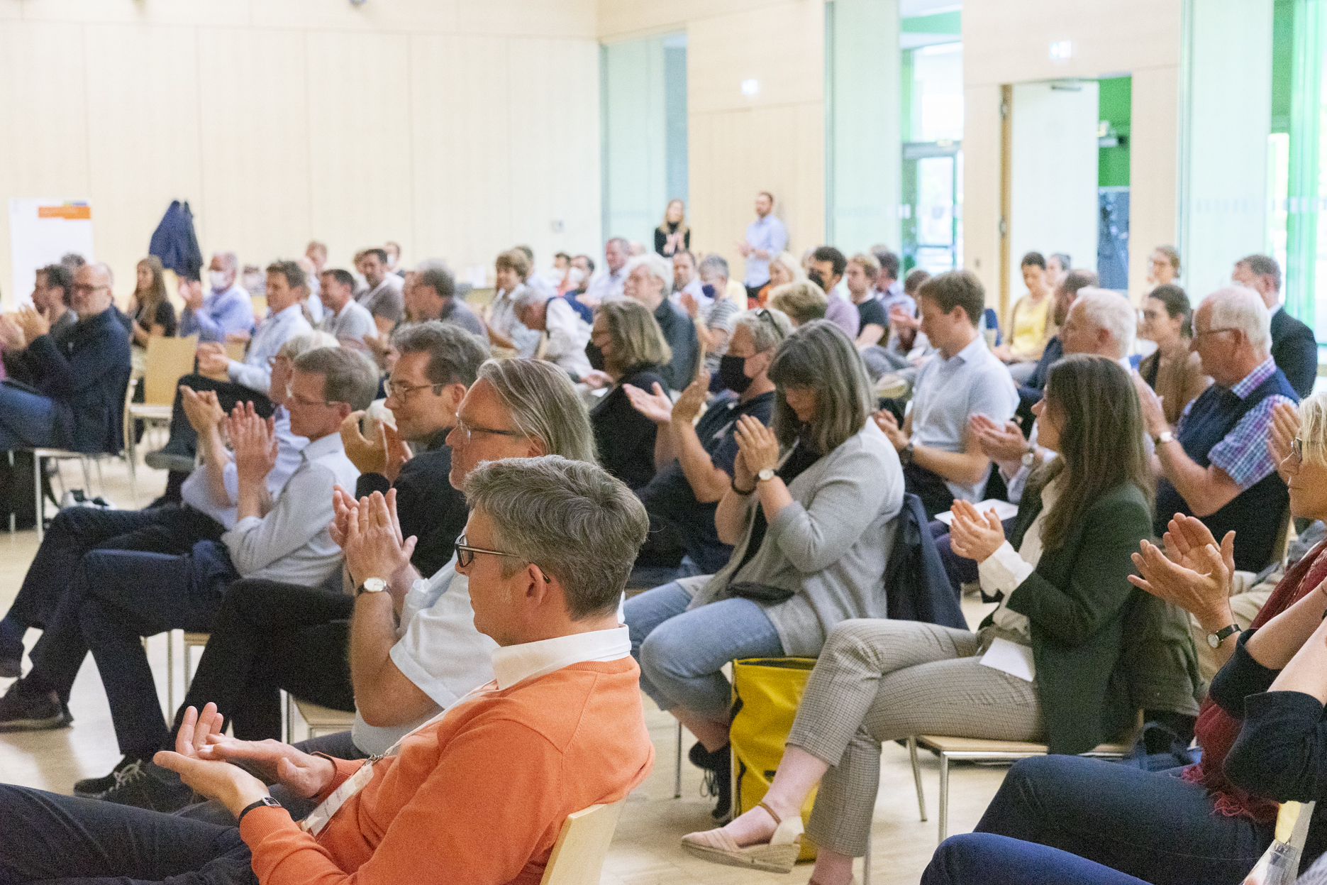 Applaudierendes Plenum bei der Abschlussveranstaltung