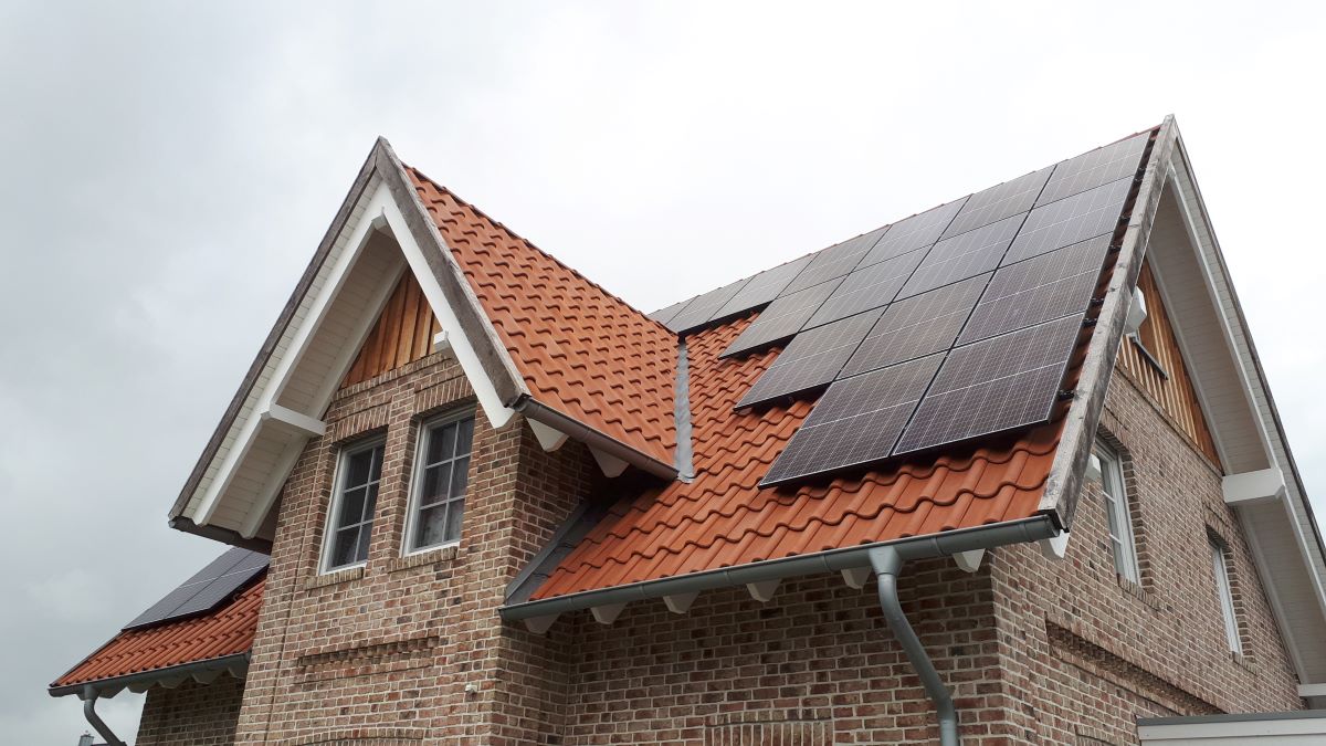 Ein Haus mit einer Photovoltaikanlage auf dem Dach