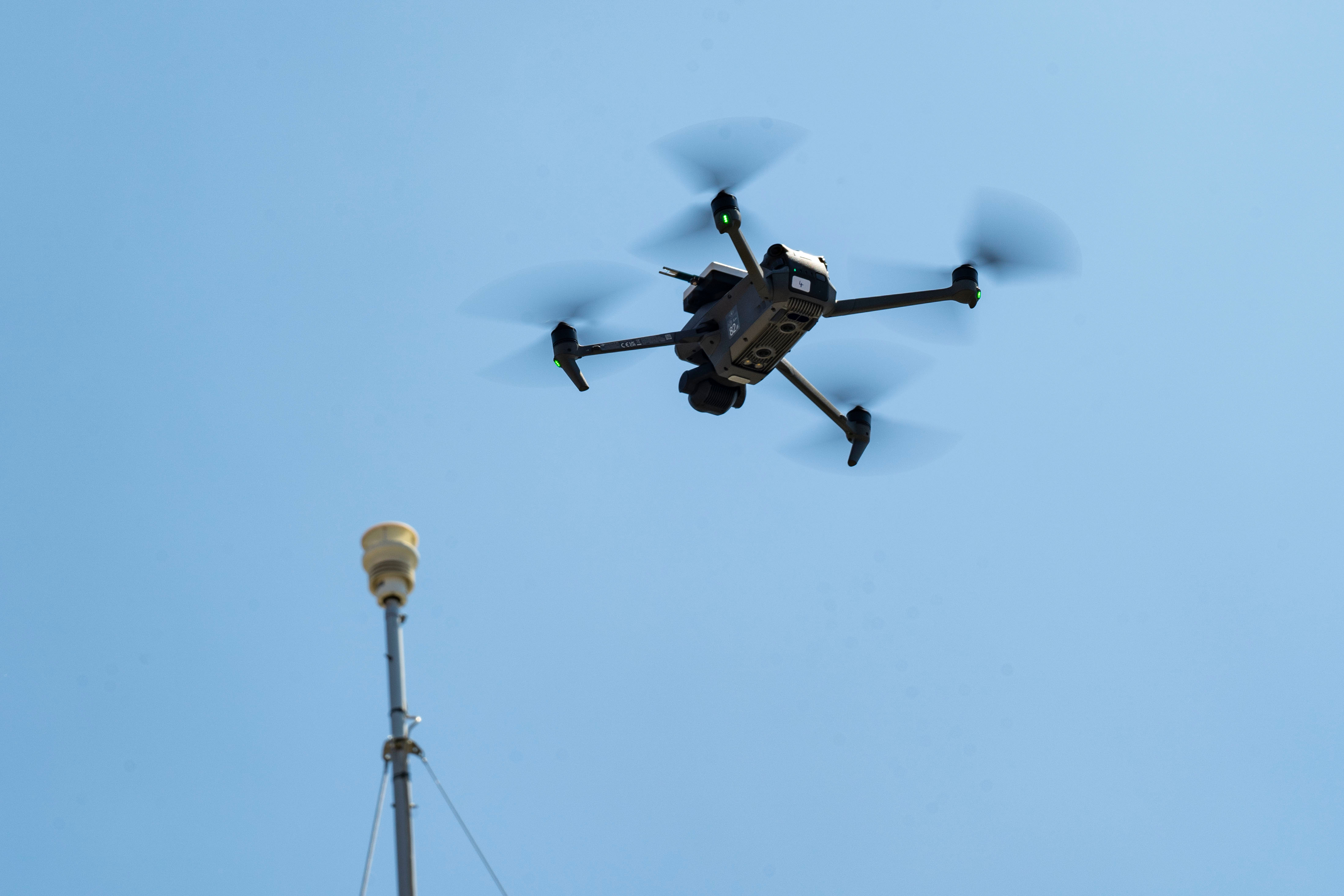Eine Drohne fliegt bei Sonnenschein über Münster, um Klimadaten zu erheben.