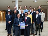 Regierungspräsident Andreas Bothe (r.) und IHK-Hauptgeschäftsführer Dr. Fritz Jaeckel (l.) präsentieren das Positionspapier „H2-Hochlauf in der Technologie- und Anwenderregion“. Im Hintergrund stehen weitere Mitglieder der H2 Working Group.