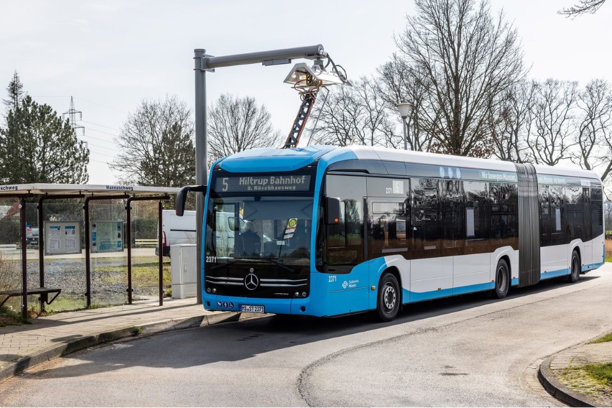 Ein neuer Elektrobus der Stadtwerke tankt Ökostrom an der Ladestation in Nienberge.