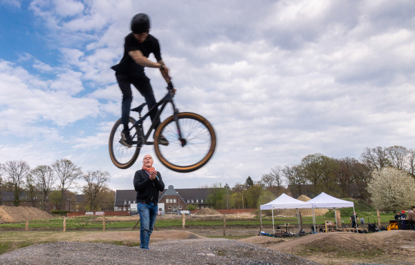 Dirtbikefahrer bei Eröffnungsfeier der Anlage.