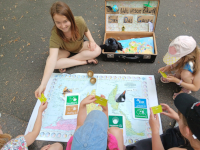 Kinder bei einer interaktiven Stadtrundgang-Station