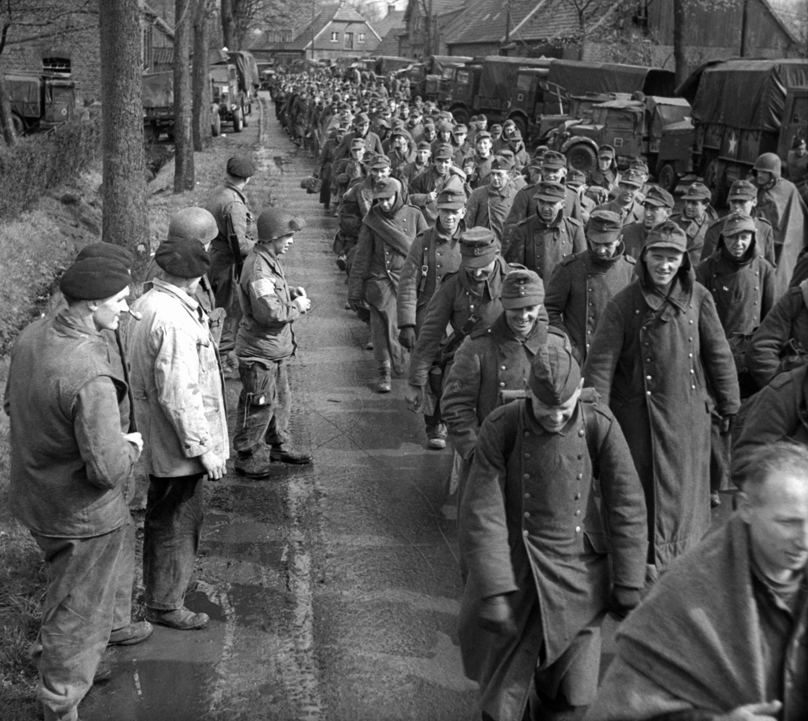 Von den Alliierten gefangengenommene deutsche Soldaten, Albachten, 2. April 1945