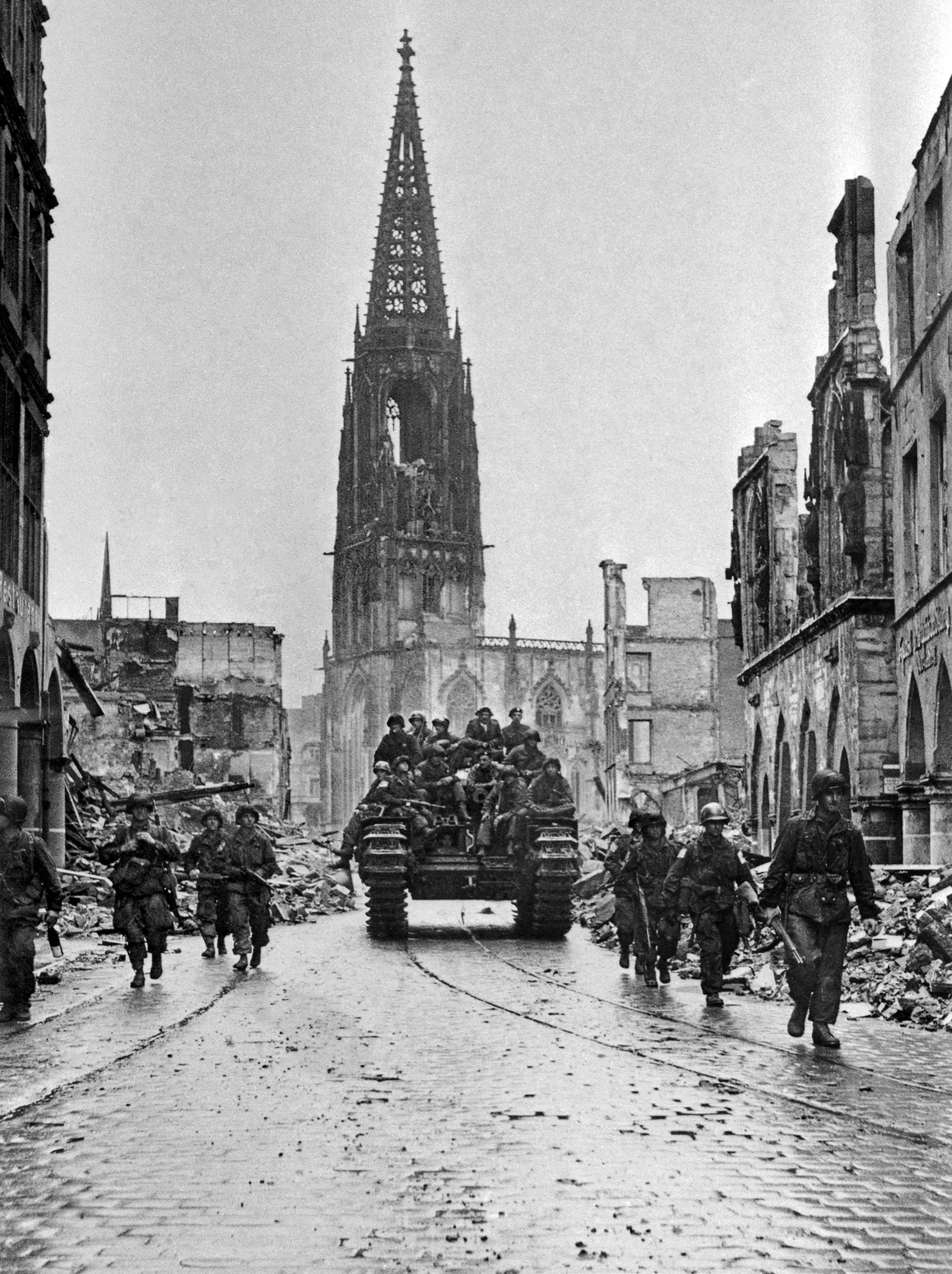 Britische und amerikanische Soldaten ziehen über den Prinzipalmarkt, 4. April 1945