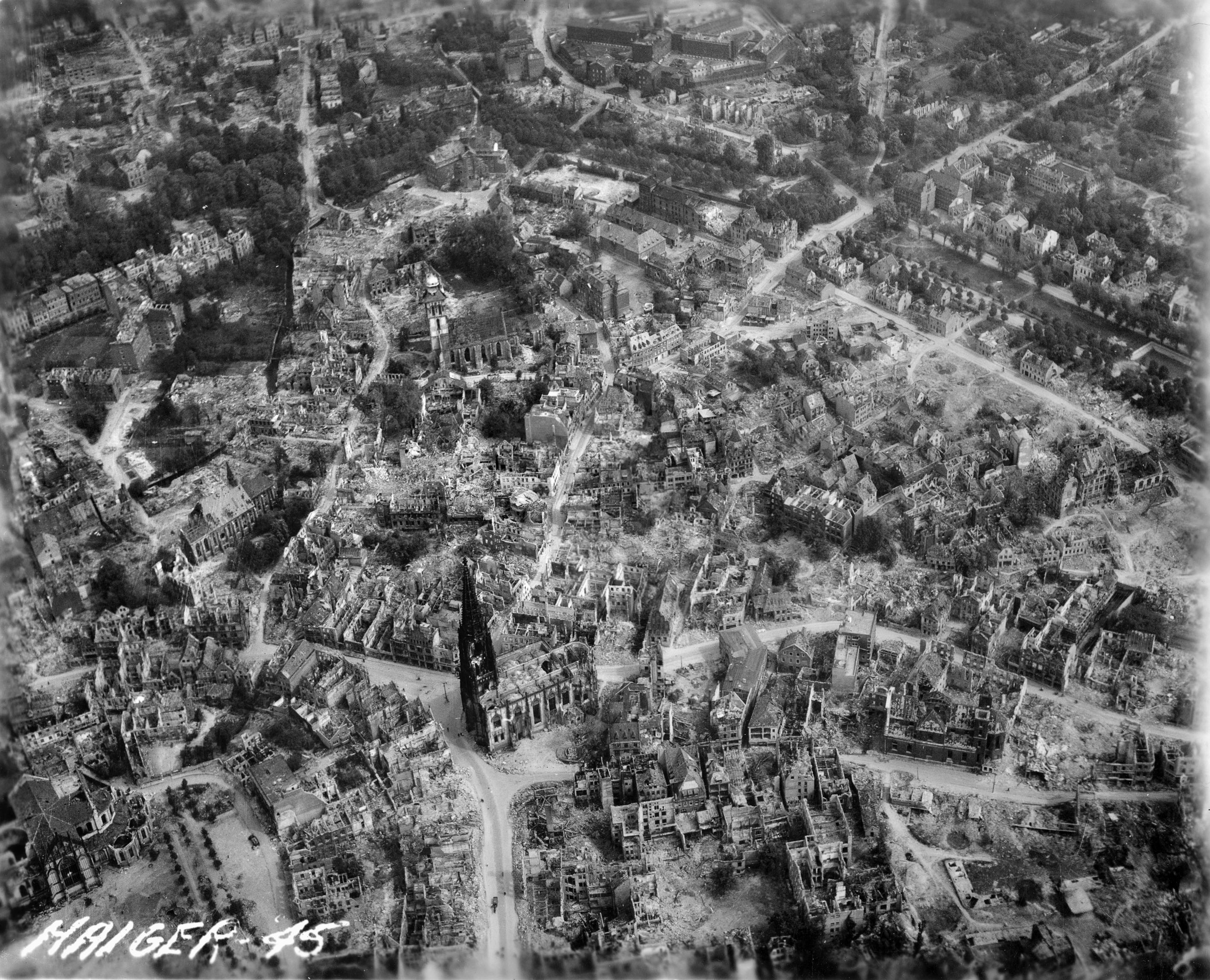 Luftbild der U.S. Army Air Force von der münsterischen Innenstadt mit Prinzipalmarkt und Lambertikirche, Mai 1945