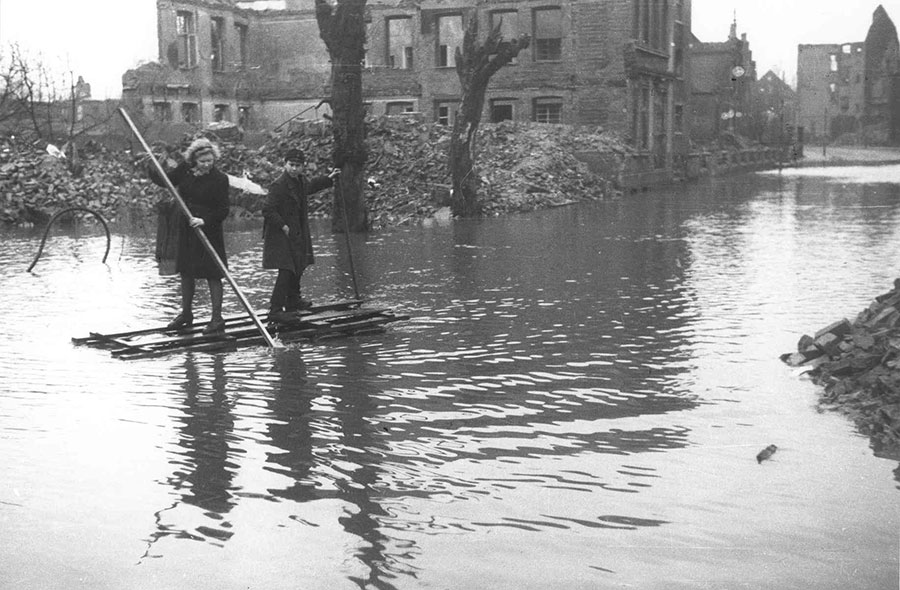 Zwei Personen auf einem Behelfsfloß während des Hochwassers in der Scharnhorststraße, Februar 1946