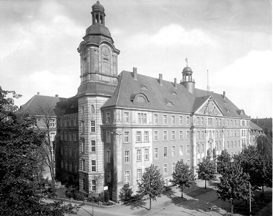 Oberfinanzpräsidium, Hohenzollernring: Im beschlagnahmten Gebäude des Oberfinanzpräsidiums zog der Stadtkommandant ein.