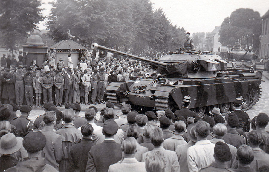 Jubel bei der Krönungsparade am damaligen Hindenburgplatz (heute: Schlossplatz), 1953 