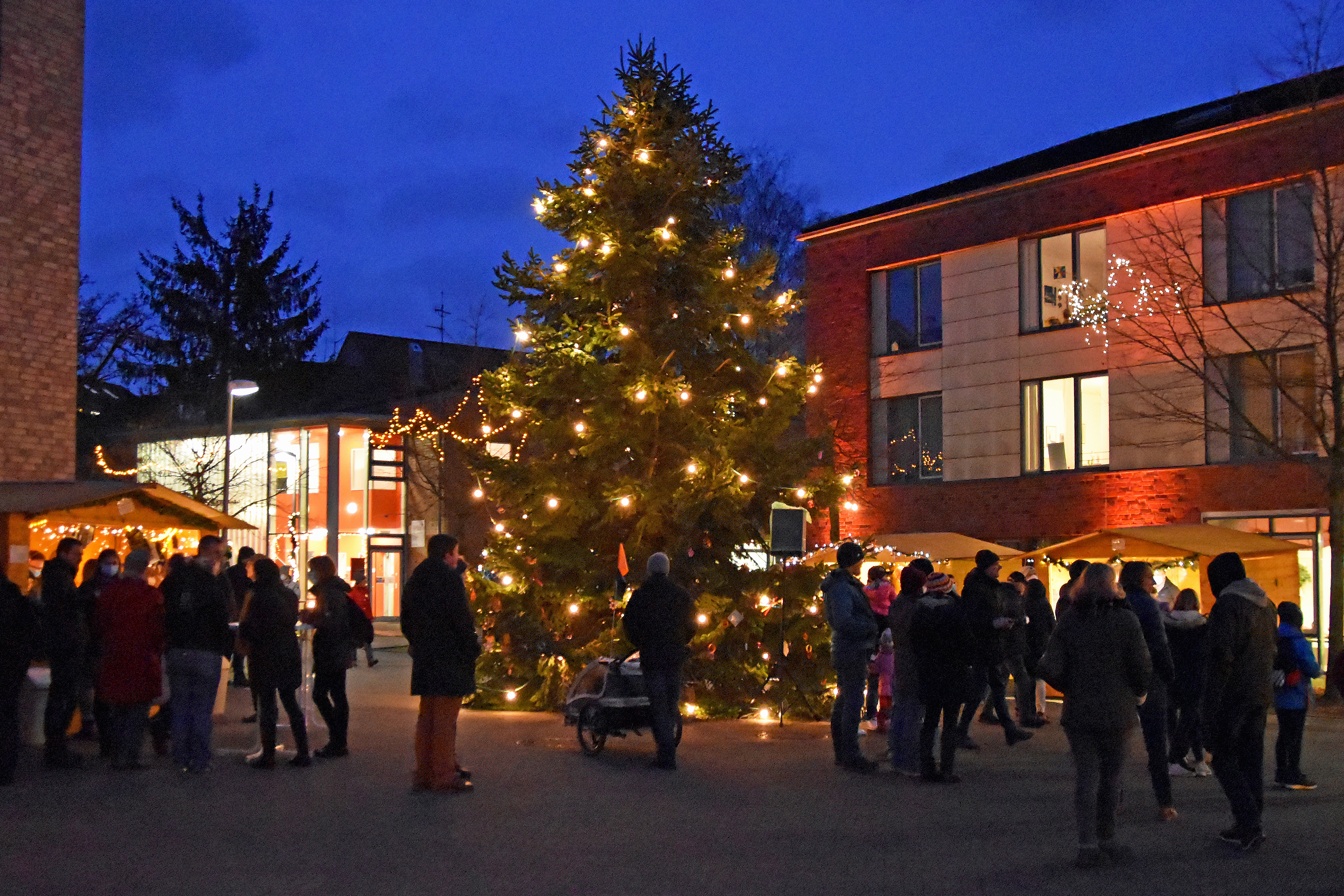 Weihnachtlich geschmückter Platz in Albachten