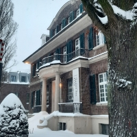 Die Fassade der Villa ten Hompel mit schneebedeckten Balkonen und Schnee im Vorgarten