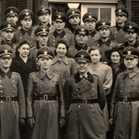 Gruppenfoto mit mehreren Polizisten in Uniform, zwischen denen auch vier Frauen stehen