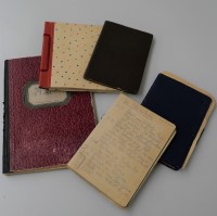 Aufsicht auf mehrere geschlossene Hefte, die als Tagebücher genutzt wurden.