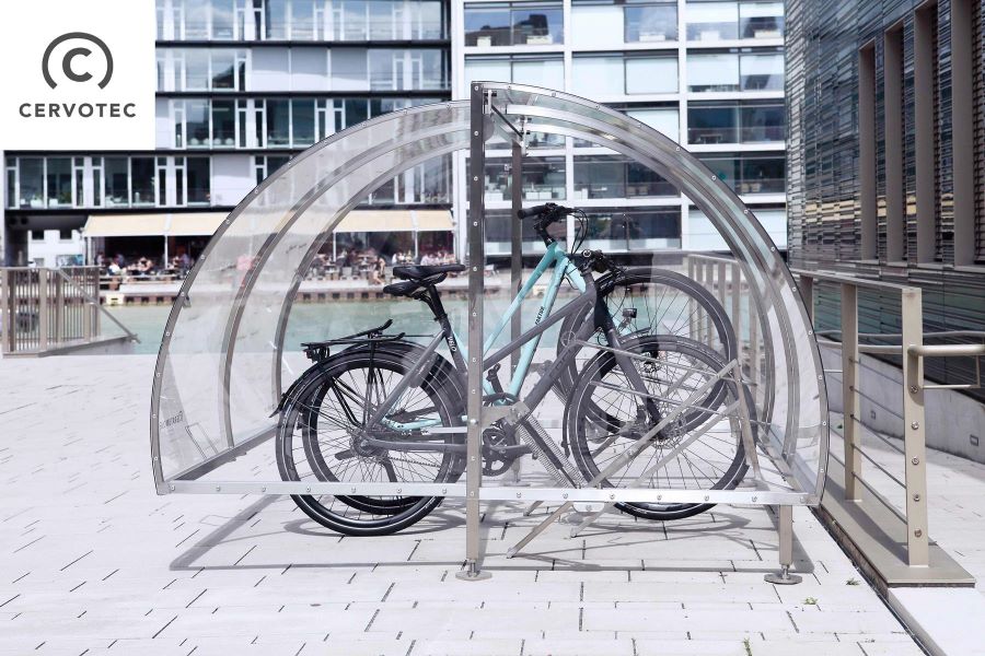 Ein überdachter Fahrradständer vor einem großen Bürogebäude