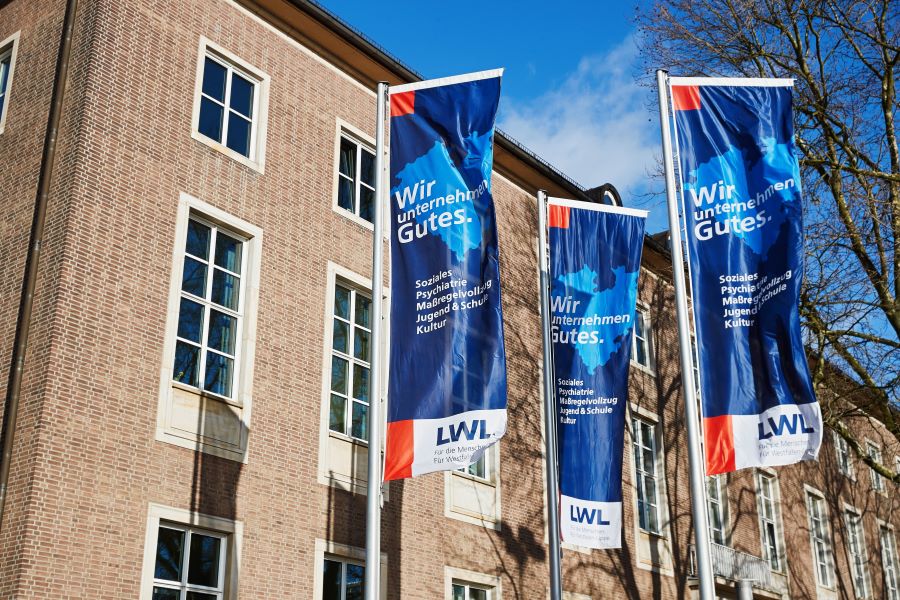 Das LWL-Landeshau in Münster vor dem Flaggen im Wind wehen