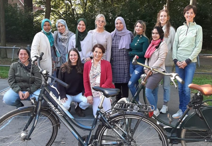 Eine Gruppe Frauen hinter zwei Fahrrädern