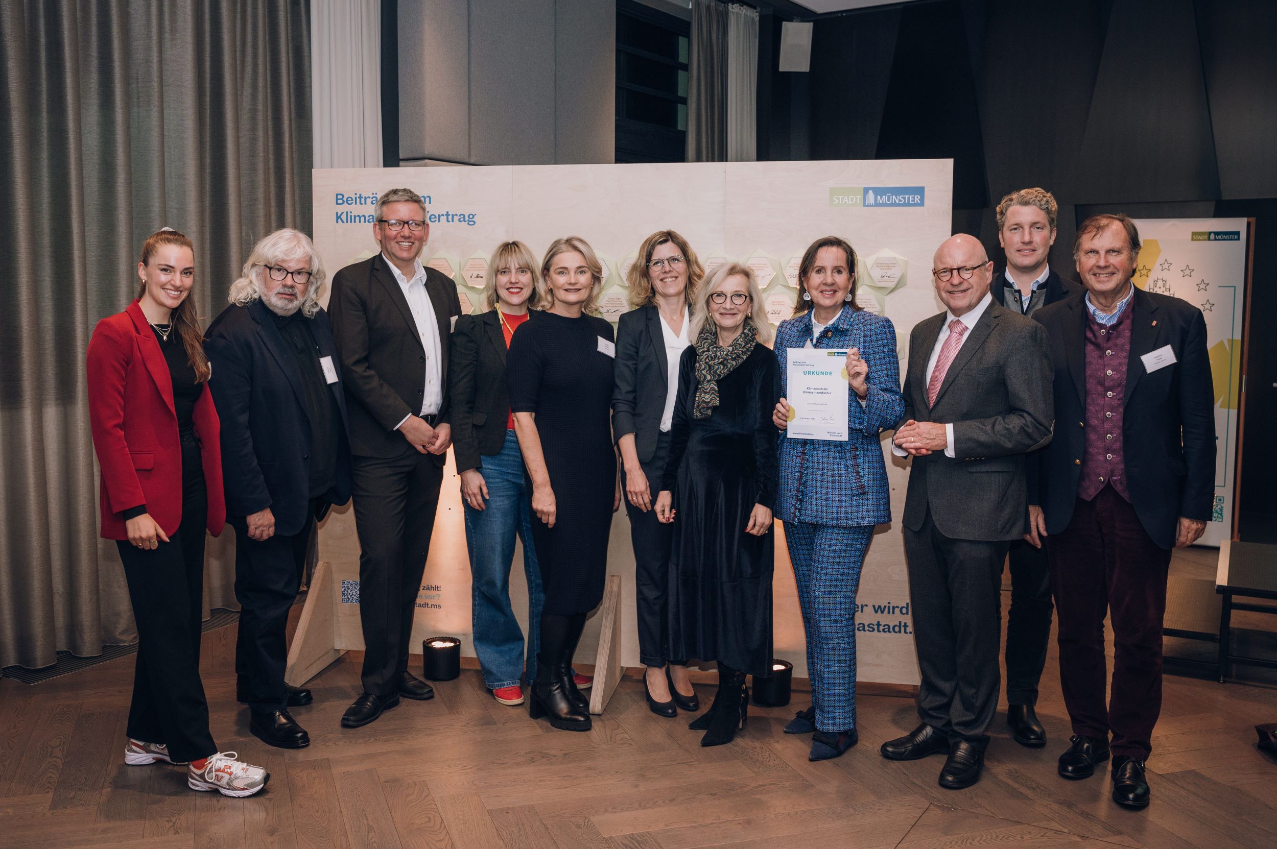 Gruppenfoto von der Feier zur Verleihung des EU-Mission-Labels an die Stadt Münster mit Oberbürgermeister Markus Lewe und Wiebke Pankauke von der EU-Kommission.