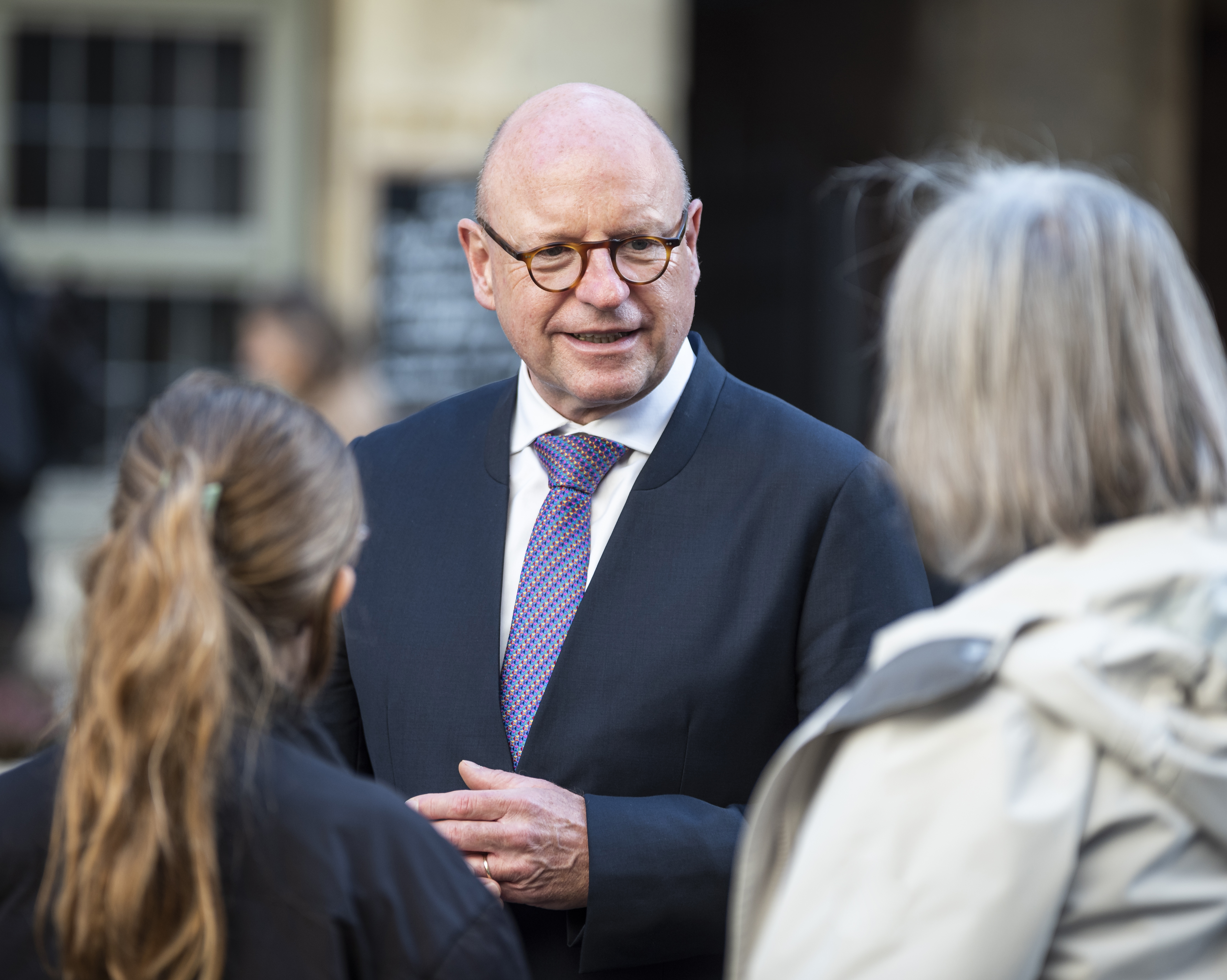 Oberbürgermeister Markus Lewe im Gespräch mit zwei Bürgerinnen