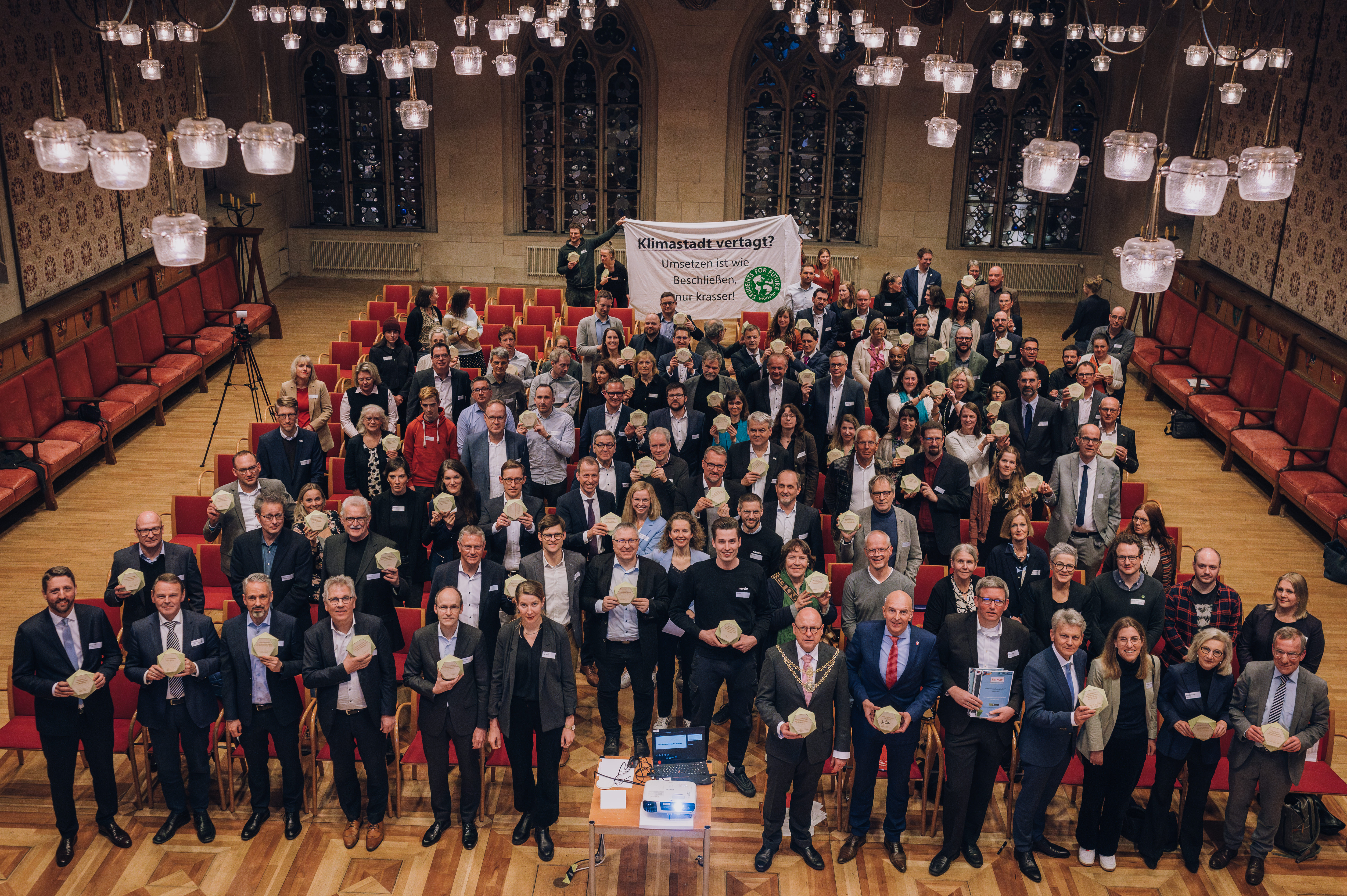 Gruppenbild der beteiligten Personen bei der Unterzeichnung des Klimastadtvertrags