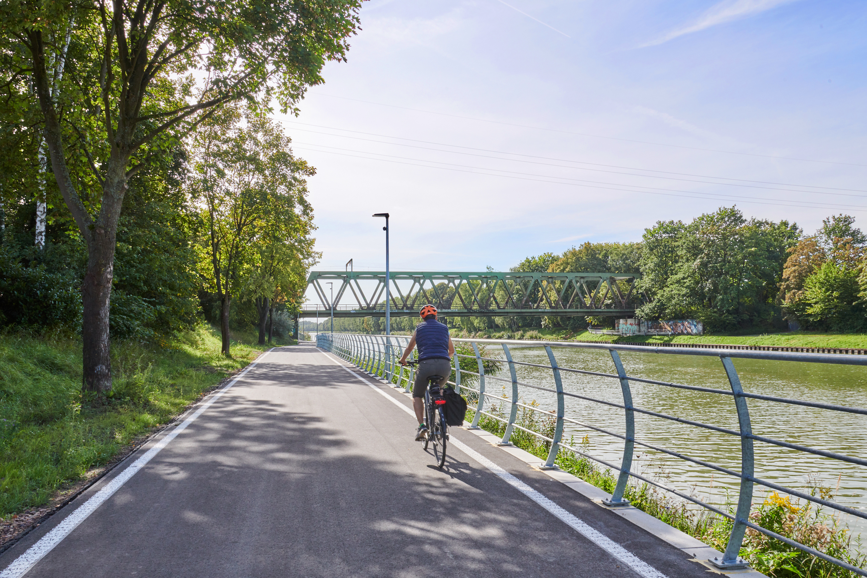 Fahrradfahrer auf der Kanalpromenade