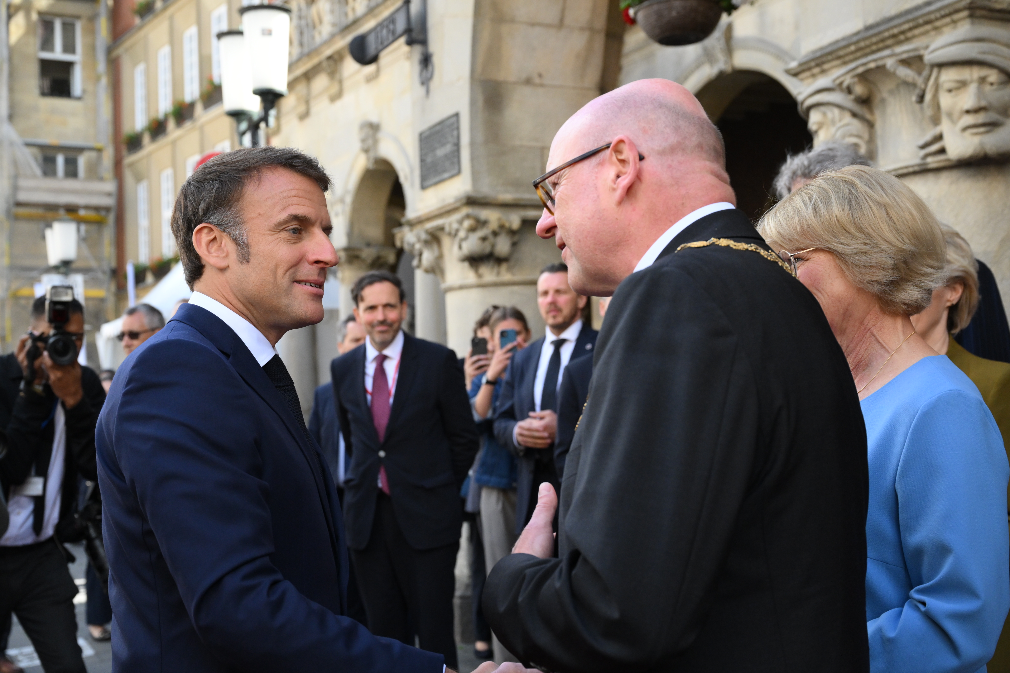 Präsident Emanuelle Macron und Oberbürgermeister Markus Lewe vor dem münsterschen Rathaus