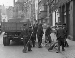 Zwangsarbeiter bei der Straßenreinigung