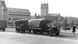 Transport von Franzosen vom Domplatz zum Lager