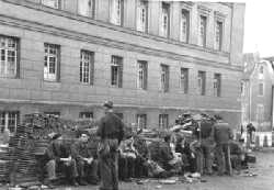 Mitglieder des Dachdecker- und des Glaser-Batallions