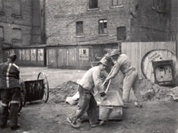 Auf dem Bauhof, Alter Steinweg, arbeiten Franzosen als Handlanger