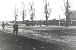 Zwangsarbeiter beim Entladen von Waggons am Bahnhof